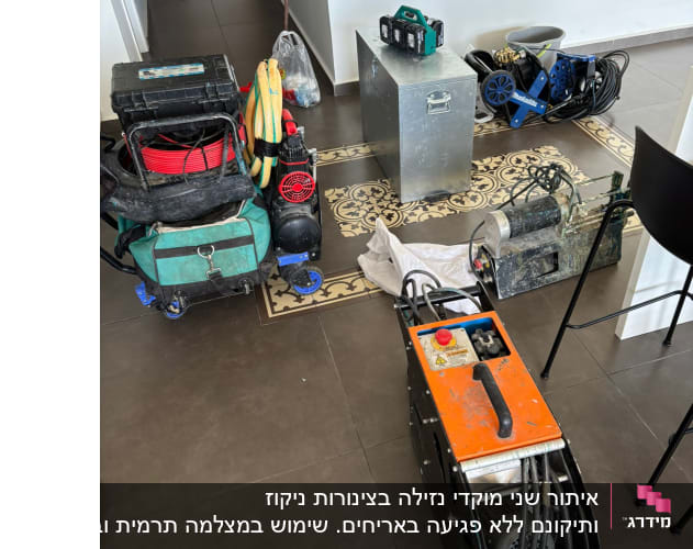 כלים וציוד לגילוי נזילות על רצפה